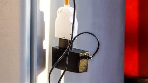 Dečak (9) se zapalio tokom spavanja: Punjač eksplodirao - upleo se u njegovu ogrlicu na vratu Dečak (9) se zapalio tokom spavanja: Punjač eksplodirao - upleo se u njegovu ogrlicu na vratu