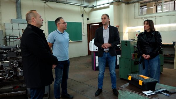 СРЕДЊОШКОЛЦИ ИЗ СОМБОРА, ПРВИ У СРБИЈИ, ВЕЋ ШЕСТ ГОДИНА САМИ ОДЛУЧУЈУ О  УЛАГАЊИМА У ОБРАЗОВНЕ УСТАНОВЕ   Ученици предлажу и бирају пројекте