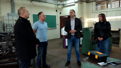 СРЕДЊОШКОЛЦИ ИЗ СОМБОРА, ПРВИ У СРБИЈИ, ВЕЋ ШЕСТ ГОДИНА САМИ ОДЛУЧУЈУ О  УЛАГАЊИМА У ОБРАЗОВНЕ УСТАНОВЕ   Ученици предлажу и бирају пројекте