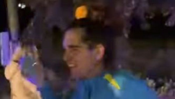 БЛОКАДЕРИ ДОТАКЛИ НОВО ДНО: Какав је ово комеморативни скуп, какво је ово жаљење жртава? (ВИДЕО) БЛОКАДЕРИ ДОТАКЛИ НОВО ДНО: Какав је ово комеморативни скуп, какво је ово жаљење жртава? (ВИДЕО)