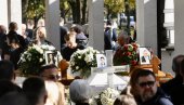 BELI SANDUK RASPLAKAO SVE NA GROBLJU: Ispraćaj tročlane porodice na večni počinak (FOTO/VIDEO) BELI SANDUK RASPLAKAO SVE NA GROBLJU: Ispraćaj tročlane porodice na večni počinak (FOTO/VIDEO)