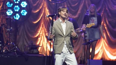 PROSLAVIO SE PESMOM OLIVERA ĐORĐA BALAŠEVIĆA: Ko je mladi Jakov Jozinović i kako je rasprodao Sava Centar za nekoliko minuta i tako oborio PROSLAVIO SE PESMOM OLIVERA ĐORĐA BALAŠEVIĆA: Ko je mladi Jakov Jozinović i kako je rasprodao Sava Centar za nekoliko minuta i tako oborio