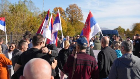 PEŠACI SA KOSOVA I METOHIJE STIGLI U MRČAJEVCE: Meštani im izneli osveženje, a tradicionalno ih je dočekala i baka Rada (FOTO) PEŠACI SA KOSOVA I METOHIJE STIGLI U MRČAJEVCE: Meštani im izneli osveženje, a tradicionalno ih je dočekala i baka Rada (FOTO)