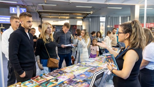 ФУДБАЛ И ЗНАЊЕ У ИСТОМ ТИМУ: Фудбалери Железничара посетили сајам књига (ВИДЕО/ФОТО) ФУДБАЛ И ЗНАЊЕ У ИСТОМ ТИМУ: Фудбалери Железничара посетили сајам књига (ВИДЕО/ФОТО)