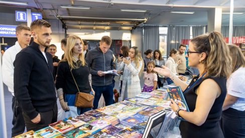 FUDBAL I ZNANJE U ISTOM TIMU: Fudbaleri Železničara posetili sajam knjiga (VIDEO/FOTO) FUDBAL I ZNANJE U ISTOM TIMU: Fudbaleri Železničara posetili sajam knjiga (VIDEO/FOTO)