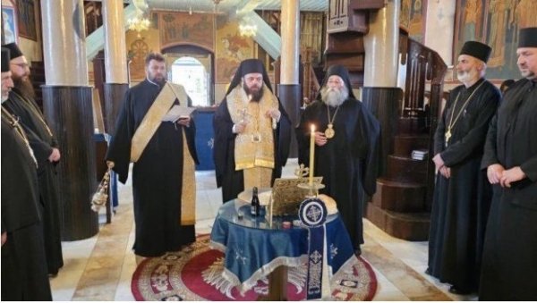 ЦРКВА ЈЕ МЕСТО ГДЕ СЕ ЗА ПРЕМИНУЛЕ МОЛИМО: Владика Херувим и митрополит Иларион служили помен страдалима у Кочанима и Новом Саду