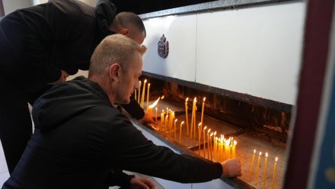 PEŠACI SA KOSOVA I METOHIJE U PRELJINI ZAPALILI SVEĆE: Odali poštu tragično stradalima u padu nadstrešnice PEŠACI SA KOSOVA I METOHIJE U PRELJINI ZAPALILI SVEĆE: Odali poštu tragično stradalima u padu nadstrešnice