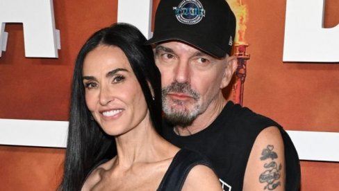 DEMI MUR SE TOPI U ZAGRLJAJU BIVŠEG MUŽA ANĐELINE DŽOLI: Sve su jača govorkanja da su zajedno! (FOTO) DEMI MUR SE TOPI U ZAGRLJAJU BIVŠEG MUŽA ANĐELINE DŽOLI: Sve su jača govorkanja da su zajedno! (FOTO)