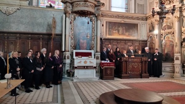 ЛИТУРГИЈА И ПАРАСТОС ЗА 16 ЖРТАВА ТРАГЕДИЈЕ НА ЖЕЛЕЗНИЧКОЈ СТАНИЦИ: Представници покрајинске и градске власти у Саборном храму у Новом Саду
