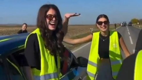 GODIŠNJICA TRAGEDIJE ILI KARAOKE?! Blokaderi tugu pretvorili u veselu šetnju, sećanje na poginule gubi se u pesmi i plesu (VIDEO) GODIŠNJICA TRAGEDIJE ILI KARAOKE?! Blokaderi tugu pretvorili u veselu šetnju, sećanje na poginule gubi se u pesmi i plesu (VIDEO)