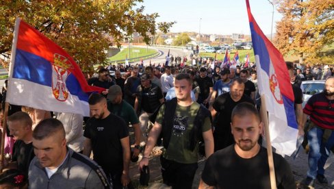 ПРЕШЛИ ВИШЕ ОД 200 КИЛОМЕТАРА ПУТА: Срби са КиМ који пешаче на скуп против блокада у НС кренули из Липовице ка Београду