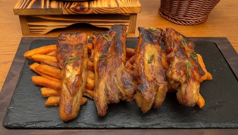 PIKANTNA SVINJSKA REBRA NA BATATU: Hrskavo, sočno i puno ukusa PIKANTNA SVINJSKA REBRA NA BATATU: Hrskavo, sočno i puno ukusa
