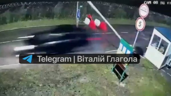 МОБИЛИСАНИ УКРАЈИНСКИ ВОЈНИК ПОБЕГАО У МАЂАРСКУ: Пробио рампе на граници, појавио се снимак (ВИДЕО) МОБИЛИСАНИ УКРАЈИНСКИ ВОЈНИК ПОБЕГАО У МАЂАРСКУ: Пробио рампе на граници, појавио се снимак (ВИДЕО)