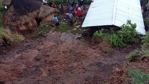 KENIJU POGODILA KATASTROFA: Obilne kiše pokrenule klizišta, broj žrtava ne prestaje raste (FOTO/VIDEO) KENIJU POGODILA KATASTROFA: Obilne kiše pokrenule klizišta, broj žrtava ne prestaje raste (FOTO/VIDEO)