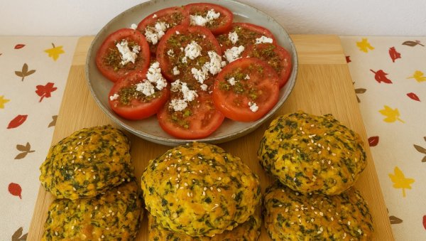 ПОГАЧИЦЕ СА ФЕТА СИРОМ И СПАНАЋЕМ: Зелени залогаји који освајају мирисом и укусом (ВИДЕО)