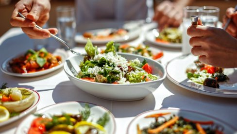 KOJE JE NAJBOLJE VREME ZA RUČAK? Lekari upozoravaju na grešku koju većina pravi KOJE JE NAJBOLJE VREME ZA RUČAK? Lekari upozoravaju na grešku koju većina pravi