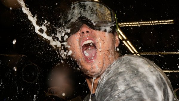 КАО ДА СУ СИШЛИ С УМА: Хиљаде људи усред ноћи истрчало на улице Лос Анђелеса и понашало се - овако (ФОТО)