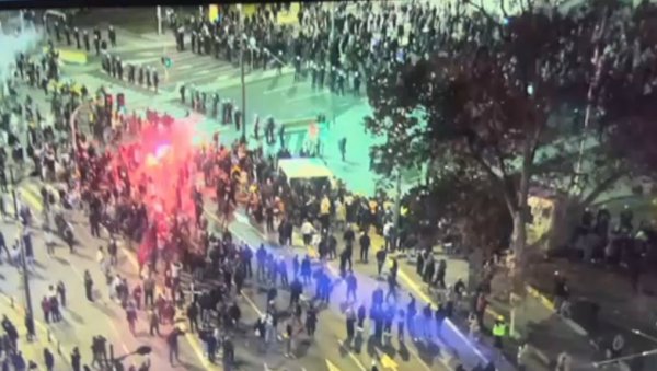 ОВАКО СУ БЛОКАДЕРИ НАПАЛИ ЋАЦИЛЕНД: Покушавају да направе хаос (ВИДЕО)