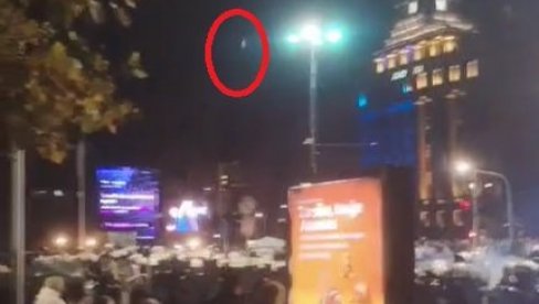 NASTAVLJA SE NASILJE BLOKADERA: Staklenim flašama gađaju Ćacilend NASTAVLJA SE NASILJE BLOKADERA: Staklenim flašama gađaju Ćacilend