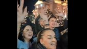STIGAO JE ODGOVOR PRISTOJNE SRBIJE! Oni prkose blokaderima, digli 3 prsta i ponosno pevaju patriotske pesme
