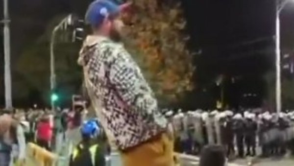 ИНТЕЛЕКТУАЛНА ЕЛИТА: Блокадери скидају панталоне у центру Београда и машу својим полним органима (ВИДЕО)