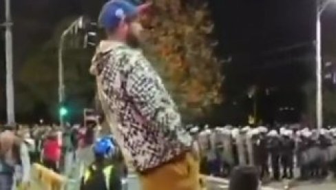 INTELEKTUALNA ELITA: Blokaderi skidaju pantalone u centru Beograda i mašu svojim polnim organima (VIDEO) INTELEKTUALNA ELITA: Blokaderi skidaju pantalone u centru Beograda i mašu svojim polnim organima (VIDEO)