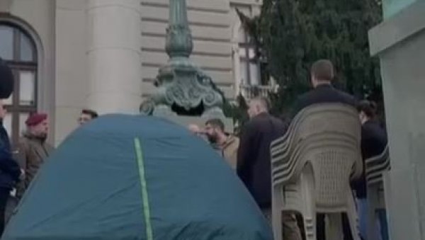 ВРЕЂАЛИ МРДИЋА, ПСОВАЛИ МУ МАЈКУ: ЗЛФ напао народног посланика који штрајкује глађу (ВИДЕО)