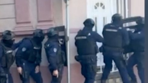 POGLEDAJTE - UHAPŠEN PLJAČKAŠ POŠTE U NOVOM SADU! Policija reagovala munjevito (VIDEO)