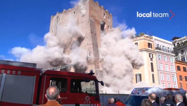 СРУШИО СЕ ДЕО КОНТИЈЕВЕ КУЛЕ БЛИЗУ КОЛОСЕУМА: Круже језиви снимци из Рима, више људи остало затрпано под рушевинама (ВИДЕО)