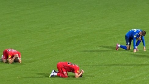 POTPUNI ŠOK: Reakcija igrača na terenu kada je trener Radničkog umro tokom utakmice (VIDEO)