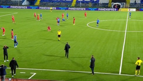 NAJTUŽNIJE SCENE SRPSKOG FUDBALA: Igrači oba kluba ostali u šoku kada je tokom meča umro trener Radničkog (FOTO)