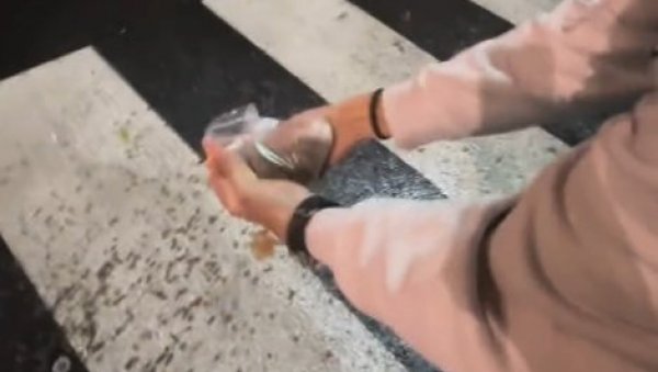 СРАМНО! Блокадери поново вређају полицију: Овај пут су пробили дно својим понашањем