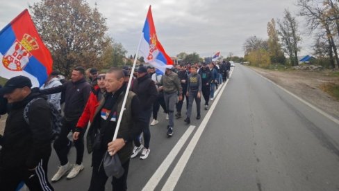 UZ PESME SA KOSMETA, TROBOJKE I ŠAJKAČU: Grupa Srba sa KiM nastavila put pešice ka Novom Sadu, trenutno ih je više od 160 (VIDEO)