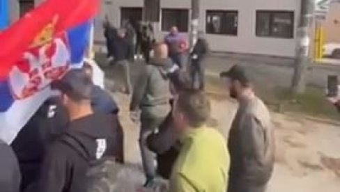 NA ZVIŽDUKE I PSOVKE PONOSNO PODIGNUTA TRI PRSTA: Šačica blokadera pokušala u Stepojevcu da isprovocira Srbe sa KiM (VIDEO)