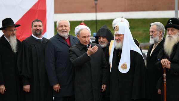 СВЕЧАНО У МОСКВИ: Путин положио цвеће на споменик Мињину и Пожарском поводом Дана националног јединства (ВИДЕО)