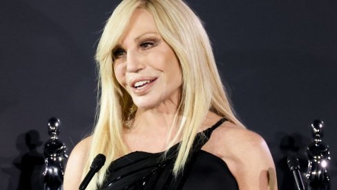 UPROPASTILA LICE PRE 20 GODINA, SADA SE SREDILA I IZGLEDA NIKAD BOLJE: Donatela Versaće šokirača svojim novim izgledom (FOTO)