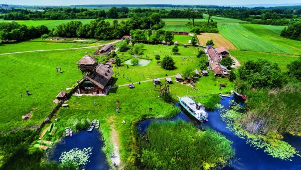 ЧИТАВ ГРАД ЖИВИ ЗА НОВЕМБАРСКЕ ДАНЕ : Богата и садржајна туристичка и културна понуда Сремске Митровице