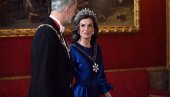 ДА ЛИ ЈЕ БИЛА ГЛАМУРОЗНИЈА? Краљица Летиција у издању које је засенило двор уз чувену тијару (ФОТО)