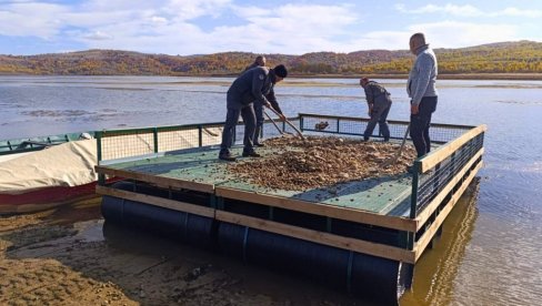 НА ВЛАСИНИ ПОСТАВЉЕН СПЛАВ ЗА ГНЕЖЂЕЊЕ ЧИГРИ: Пројекат Туристичке организације Сурдулица и Друштва за заштиту и проучавање птица