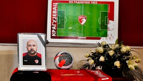 FUDBALSKA SRBIJA SE OPROSTILA OD MLADENA ŽIŽOVIĆA: Bura emocija u Kragujevcu, na komemoraciji tragično preminulom treneru  (FOTO)