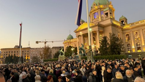 (УЖИВО) СРБИ СА КОСМЕТА СТИГЛИ У БЕОГРАД: Све спремно за дочек испред Народне Скупштине (ФОТО/ВИДЕО)