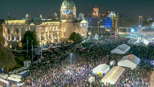 (УЖИВО) СРБИ СА КОСМЕТА СТИГЛИ У БЕОГРАД: Све спремно за дочек испред Народне Скупштине (ФОТО/ВИДЕО)