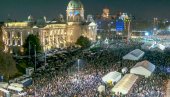 (УЖИВО) СРБИ СА КиМ ИСПРЕД СКУПШТИНЕ! Дочекало их скоро 50.000 грађана - величанствени призори (ФОТО/ВИДЕО))