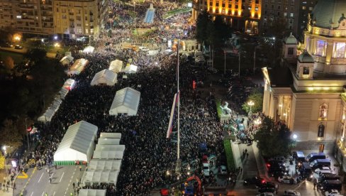 СПЕКТАКУЛАРАН СНИМАК ИЗ ВАЗДУХА: Погледајте како је Београд синоћ дочекао српске хероје са Косова и Метохије (ВИДЕО)