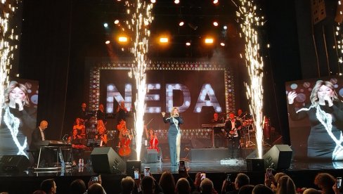 САМО ЈЕ НЕБО ИЗНАД НАС: Неда Украден засијала у пуном сјају на солистичком концерту у Београду (ФОТО)