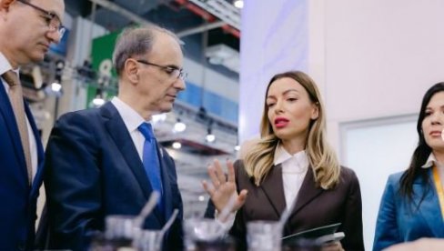 САЈАМ У ШАНГАЈУ ОГРОМНА ПРИЛИКА ЗА СРПСКЕ ПРИВРЕДНИКЕ Месаровић: Српски производи су добродошли у Кину