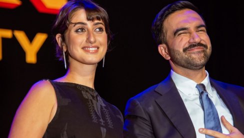 КО ЈЕ МИСТЕРИОЗНА ЖЕНА НОВОГ ГРАДОНАЧЕЛНИКА ЊУЈОРКА? Уметница упознала мужа преко апликације, а он је брани од свега и свих!