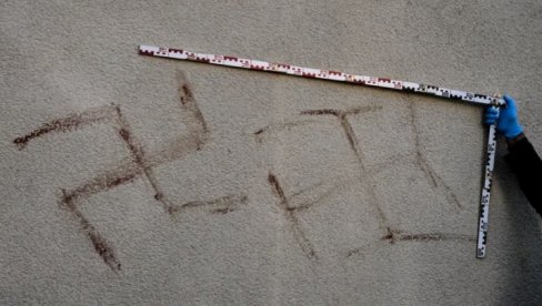КРВЉУ ЦРТАЛИ СВАСТИКЕ ПО АУТОМОБИЛИМА И ЗИДОВИМА: Узнемирујуће слике стижу из Немачке