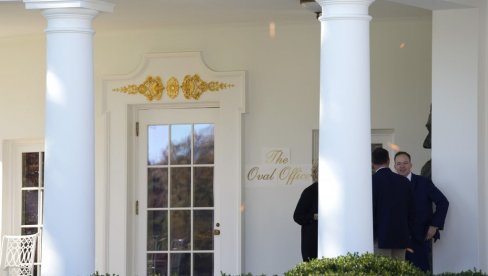 СВИ ГЛЕДАЈУ ДЕТАЉ НА БЕЛОЈ КУЋИ: Трамп изненадио новим потезом (ФОТО)