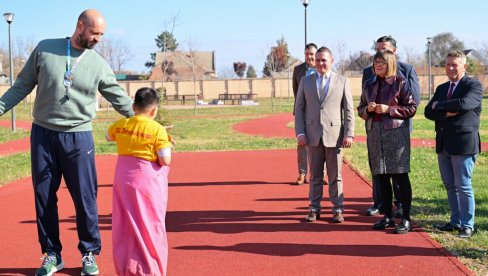 ПРЕДСЕДНИЦА ПОКРАЈИНСКЕ ВЛАДЕ ПОСЕТИЛА КРЕАТИВНИ ЦЕНТАР „ХЕРТЕЛЕНДИ“: Предстоји нова подршка програмима боравка деце у тој ус